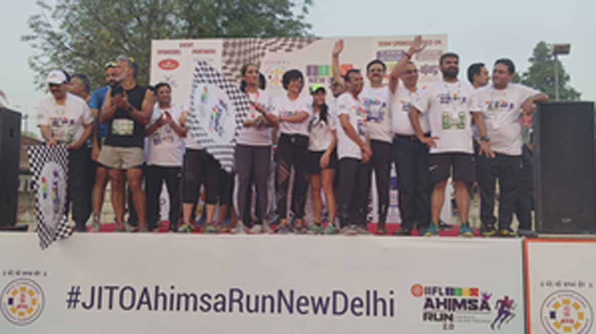 दिल्ली में अहिंसा रन 2.0 में हज़ारों लोगों ने लिया हिस्सा, मिलिंद सोमन ने दिया फिट रहने का संदेश